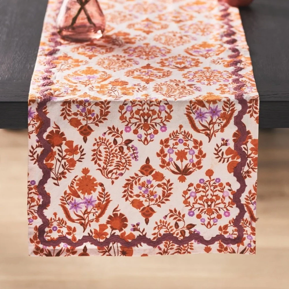 Meera‎ table runner
